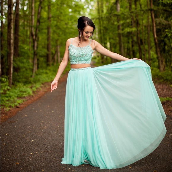 Sherri Hill Prom dress. 2 piece. Size 2. - Picture 1 of 3